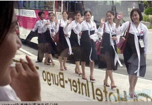 各国奇葩风俗-不穿裤子的朝鲜女孩